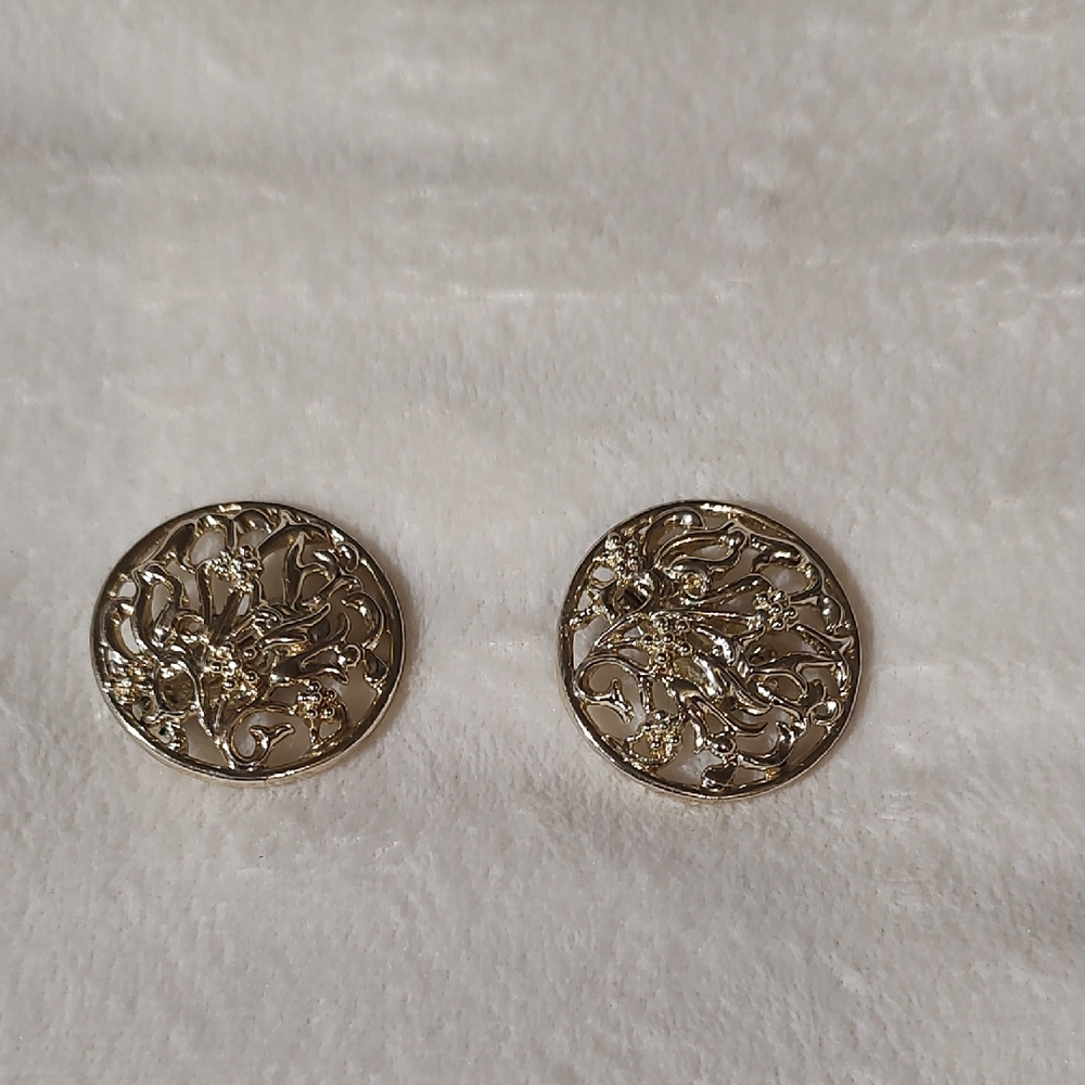 Elegant Gold Filigree Earrings